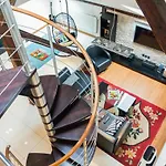 Magnificent Two-story Loft Lägenhet